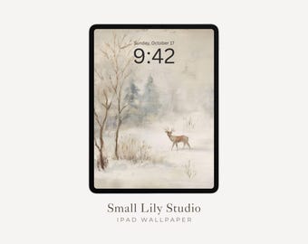 Pode incluir: Papel de parede para iPad com uma serena paisagem de inverno com um veado num campo de neve. A hora é 9:42 da manhã de domingo, 17 de outubro. As palavras "Small Lily Studio" e "iPad Wallpaper" estão na parte inferior.