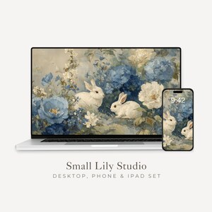 Może przedstawiać: Laptop i smartfon wyświetlają stylizowany na vintage wzór kwiatowy i zajączka. Grafika przedstawia białe króliki pośród niebieskich i białych kwiatów. Tekst "Small Lily Studio" i "Desktop, Phone & iPad Set" jest wyświetlany poniżej.