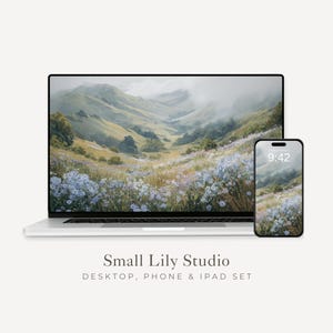 Peut inclure: Un ordinateur portable et un smartphone affichent un paysage de collines verdoyantes et de fleurs bleues. Le smartphone affiche l'heure 9h42. Le texte "Small Lily Studio" et "Desktop, Phone & iPad Set" se trouvent sous les appareils.