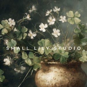 Puede incluir: Pintura de naturaleza muerta con un jarr&oacute;n de bronce lleno de tr&eacute;boles verdes y peque&ntilde;as flores blancas. El texto "SMALL LILY STUDIO" est&aacute; visible. El fondo es verde oscuro, creando un ambiente cl&aacute;sico.