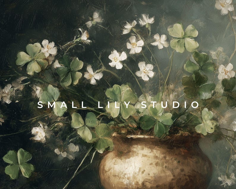 Puede incluir: Pintura de naturaleza muerta con un jarr&oacute;n de bronce lleno de tr&eacute;boles verdes y peque&ntilde;as flores blancas. El texto "SMALL LILY STUDIO" est&aacute; visible. El fondo es verde oscuro, creando un ambiente cl&aacute;sico.