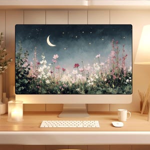 Puede incluir: Un ordenador de sobremesa muestra una pintura digital de una escena nocturna con una luna creciente, estrellas y un campo de flores rosas y blancas. El ordenador est&aacute; sobre un escritorio de madera con teclado, rat&oacute;n, taza y l&aacute;mpara.