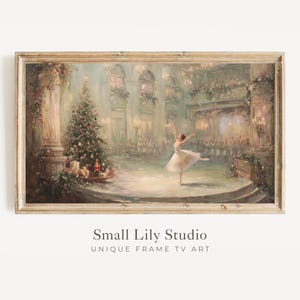 Könnte beinhalten: Gerahmtes Gemälde im Vintage-Stil, das eine Ballerina auf einer Bühne mit einem Weihnachtsbaum zeigt. Das Kunstwerk verwendet weiche, gedämpfte Farben und eine warme Atmosphäre. Der Rahmen ist hell und aufwendig goldfarben.