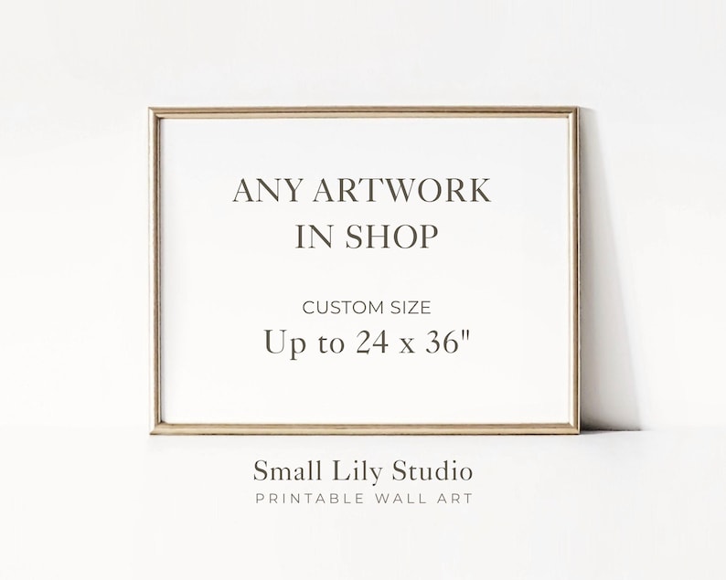 Może przedstawiać: Oprawiony wydruk z tekstem "ANY ARTWORK IN SHOP" i "Do 61 x 91 cm" w minimalistycznym stylu. Rama jest w kolorze złotym, a wydruk oznaczony jest jako "Small Lily Studio PRINTABLE WALL ART".