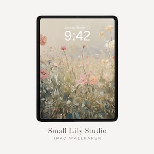 Può includere: Un iPad con uno sfondo floreale in stile morbido e pittorico. Lo schermo mostra un campo di fiori rosa, gialli e blu con l'ora 9:42 e la data domenica 17 ottobre. Il testo "Small Lily Studio" e "IPAD WALLPAPER" sono in basso.