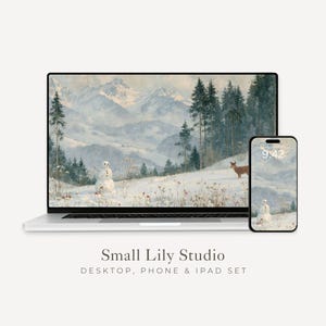 Peut inclure: Un ordinateur portable argenté et un smartphone affichant un fond d'écran de paysage hivernal avec des montagnes enneigées, des sapins, un bonhomme de neige et un cerf. Le texte "Small Lily Studio" et "DESKTOP, PHONE & IPAD SET" est inscrit.