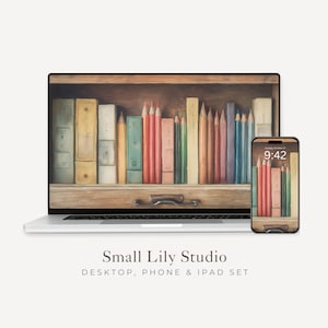 Può includere: Un laptop e uno smartphone mostrano un'immagine digitale di una libreria con libri e matite colorate. L'immagine è in una cornice di legno. Lo smartphone mostra l'ora 9:42. Il testo "Small Lily Studio" è sotto i dispositivi.