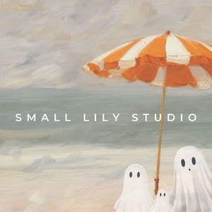 K&ouml;nnte beinhalten: Gem&auml;lde einer Strandszene mit drei Geisterfiguren unter einem orange-wei&szlig; gestreiften Sonnenschirm. Das Kunstwerk hat einen malerischen Stil, mit dem Text "SMALL LILY STUDIO" &uuml;ber dem Bild.