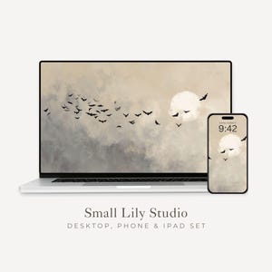 Peut inclure: Un ordinateur portable et un smartphone affichent un fond d'écran numérique assorti avec une lune, des chauves-souris et des nuages. L'écran de l'ordinateur portable montre un vol de chauves-souris traversant un ciel nuageux. Le smartphone affiche l'heure 9h42. Le texte "Small Lily Studio" est en dessous.