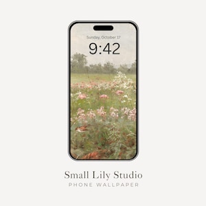 Könnte beinhalten: Ein Smartphone zeigt einen Hintergrund mit einem Feld aus rosa und weißen Blumen unter einem bewölkten Himmel. Die Uhrzeit ist 9:42 Uhr am Sonntag, 17. Oktober. Das Telefon befindet sich vor einem cremefarbenen Hintergrund. Der Text "Small Lily Studio PHONE WALLPAPER" steht unten.