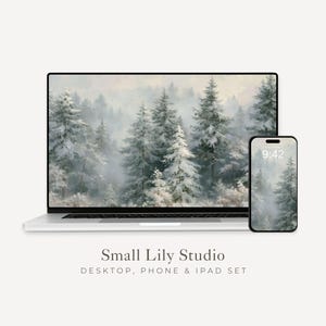 Op de afbeelding: Een zilveren laptop en een smartphone met een winterbos-achtergrond met besneeuwde dennenbomen in een mistig landschap. De tekst Small Lily Studio DESKTOP, PHONE & IPAD SET staat in donkergrijs onder de apparaten op een witte achtergrond.