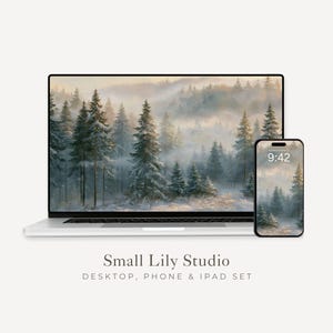 Op de afbeelding: Een zilveren laptop en een smartphone met een digitale achtergrond van een mistig, besneeuwd dennenbos. De tekst "Small Lily Studio" en "DESKTOP, PHONE & IPAD SET" staat onder de apparaten in een donkergrijs schreeflettertype.