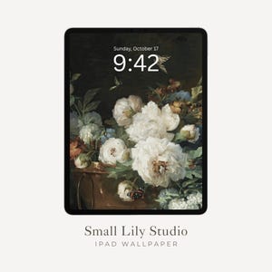 Puede incluir: Una pantalla de iPad que muestra un fondo de pantalla floral con peonías blancas y mariposas. La hora que se muestra es las 9:42 del domingo 17 de octubre. La parte inferior de la pantalla dice "Small Lily Studio IPAD WALLPAPER."