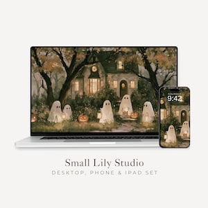 Peut inclure: Un ordinateur portable argenté et un smartphone affichant un fond d'écran numérique illustrant une maison de nuit avec des fantômes et des citrouilles. Le texte Small Lily Studio DESKTOP, PHONE & IPAD SET est imprimé sous les appareils.