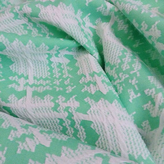 Vintage MINT GREEN Double couche tissu 64 taille 64 tissu x 62 pouces, motif pied de poule-matériel de courtepointe, Jade vert Quilt Topper, Textiles recyclés 876bee Vintage MINT GREEN Double couche tissu 64 taille 64 tissu x 62 pouces, motif pied de poule-matériel de courtepointe, Jade vert Quilt Topper, Textiles recyclés 876bee