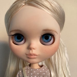 Lilou, custom Factory Blythe with Alpaca reroot hair by magdalenasdolls