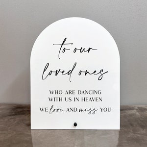 Letrero acrílico para nuestros seres queridos, Letrero para nuestros seres queridos que bailan con nosotros en el cielo, Letrero en memoria amorosa, Para nuestros seres queridos