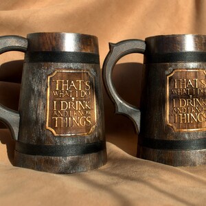 Det är vad jag gör, jag dricker och jag vet saker. Set med 2 träölmugg, Game of Thrones-mugg, personlig mugg. Anpassad mugg, unik mugg.