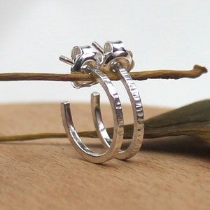 Handgemaakte minimalistische zilveren hoepels: klein en gehamerd, kleine sterling zilveren hoepeloorbellen met textuur, delicate zilveren schoonheidsoorbellen