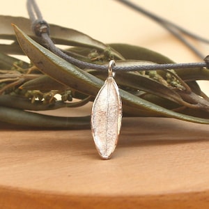 Delicate olijfbladhanger in zilver en verstelbaar koord, minimalistische, op de natuur geïnspireerde sieraden, handgemaakte botanische ketting