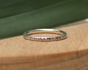 Bague empilable en argent minimaliste fabriquée à la main avec texture martelée, bague d’empilage minimale faite à la main : bande d’argent texturée, cadeau pour elle