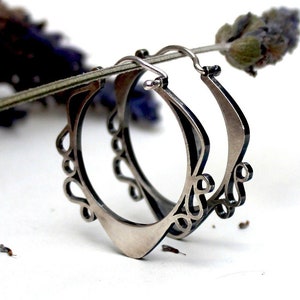Handgefertigte Creolen aus Silber im alternativen Stil, einzigartiger Schmuck für zeitgenössische Frauen, Ohrringe im Hippie-Stil