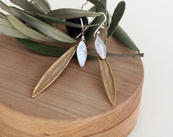 Orecchini pendenti con foglie di ulivo in argento e oro, Gioielli botanici per donne amanti della natura, Lunghi orecchini di design