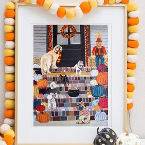 Puede incluir: Una pintura enmarcada de un grupo de perros disfrazados para Halloween. Los perros est&aacute;n en un porche con calabazas y un espantap&aacute;jaros. La pintura est&aacute; rodeada de una guirnalda de pompones naranjas y blancos.