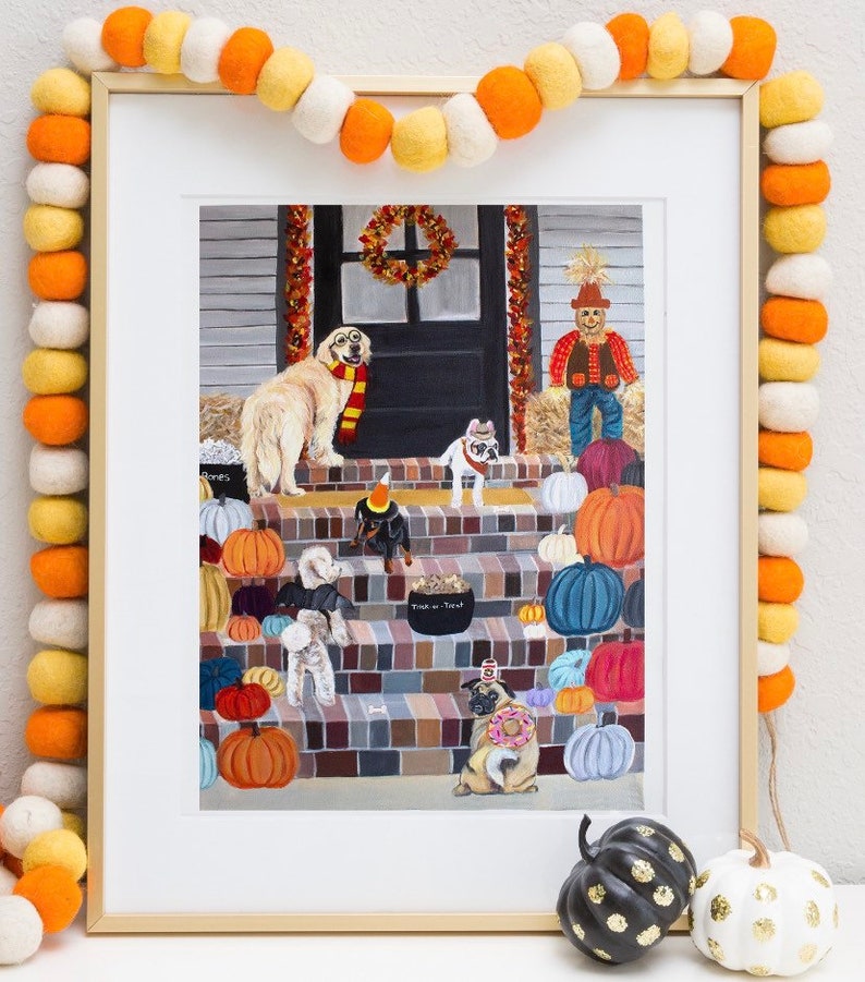 Puede incluir: Una pintura enmarcada de un grupo de perros disfrazados para Halloween. Los perros est&aacute;n en un porche con calabazas y un espantap&aacute;jaros. La pintura est&aacute; rodeada de una guirnalda de pompones naranjas y blancos.