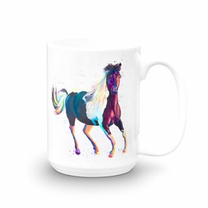 Puede incluir: Taza de cer&aacute;mica blanca con una pintura colorida de un caballo corriendo. El caballo es marr&oacute;n y blanco con una larga melena y cola blancas. El fondo es blanco con algunos puntos coloridos.