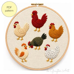 Puede incluir: Un bastidor de bordado circular de madera que contiene una tela beige claro con seis pollos bordados en varios colores, incluyendo rojo, marrón, crema y blanco moteado. El texto PDF pattern es visible en un círculo amarillo en la esquina superior izquierda.