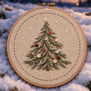 Könnte beinhalten: Ein runder hölzerner Stickrahmen mit einem beigen Stoffeinsatz, der ein handgesticktes Weihnachtsbaummotiv zeigt. Der Baum besteht aus grünen Tannenzweigen, kleinen roten Ornamenten und cremefarbenen Blumenakzenten, umgeben von gestickten weißen Schneeflocken.