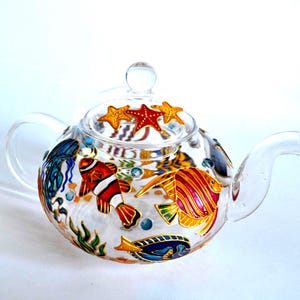 Szklany czajniczek malowany ręcznie z motywem tropikalnej ryby, przezroczysty czajniczek z motywem oceanicznym