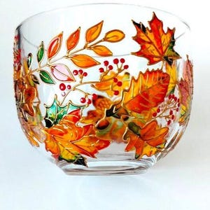 Caneca de café com estampa de folhas de outono, pintada à mão. Design com folhas de outono.