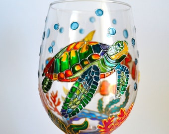 Handbemaltes Weinglas mit Meeresschildkröte, Korallen und tropischen Fischen
