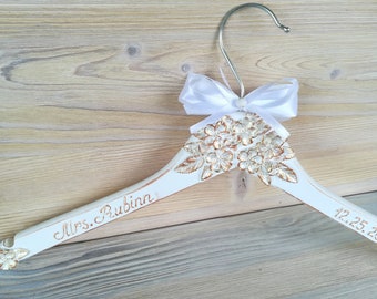 Bridal dress hanger Personalized wedding Custom Bride dress hanger White Bridal hanger with  Name Beautiful Bridal Hanger with pearl flowers