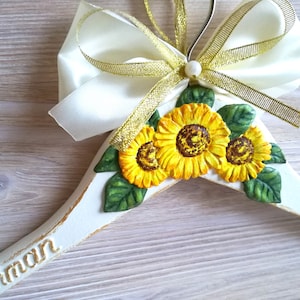 Percha de novia personalizada: Percha rústica con diseño de girasol para vestido de novia