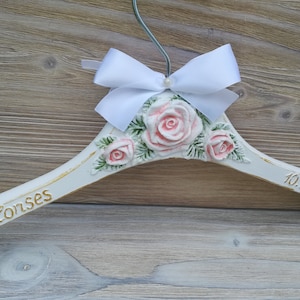 Bridal hanger Bride hanger Personalized wedding hanger Custom hanger with name Wedding dress hanger Bride dress hanger with roses