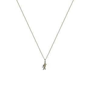 Può includere: Una collana con catena d'oro con un piccolo ciondolo d'oro di una persona che porta una scala.