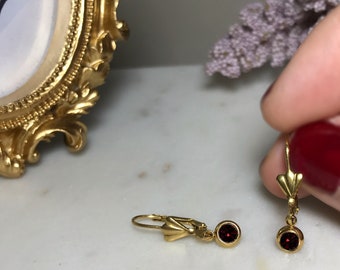 Pendientes de gancho de cristal rojo oscuro bañados en oro estilo Art Déco