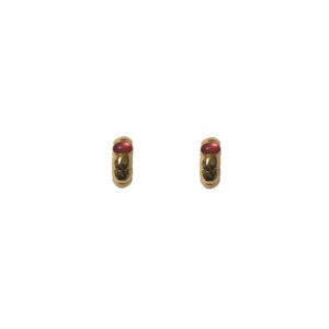 Vintage 1980&#39;s Gold Plated Red Frosted Crystal Cabochon Ridged Hoop Earrings