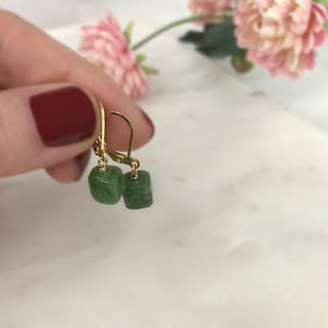 Orecchini piccoli quadrati placcati oro con pietra semipreziosa verde giada