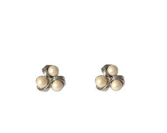 Vintage 1970/'s Gold White Three Triple Pearl Twisted Spiral Triangle Small Clip On Earrings