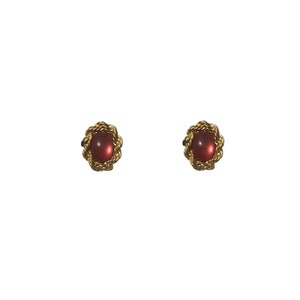 Vintage 1980&#39;s Gold Plated Red Frosted Crystal Cabochon Oval Ornate Clip On Earrings