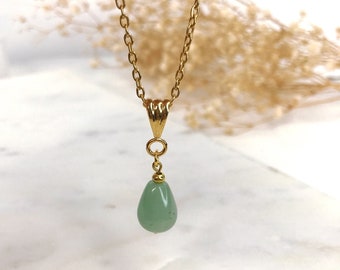 Collar de lágrima de jade verde bañado en oro estilo Art Déco