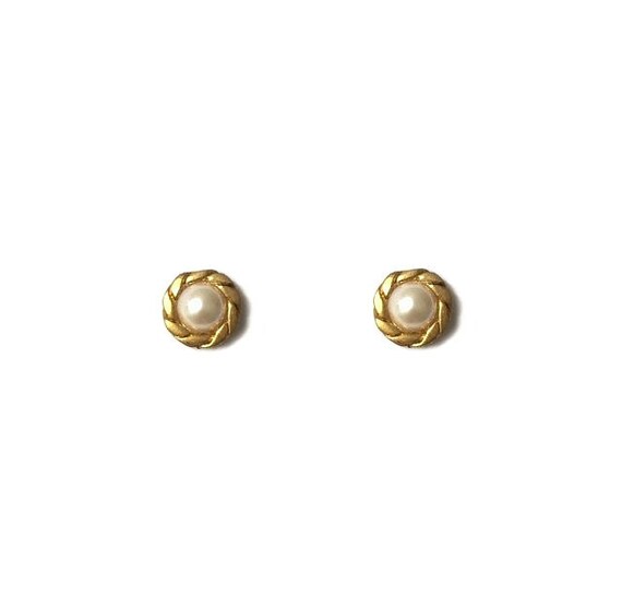 Vintage 1970/'s Gold White Three Triple Pearl Twisted Spiral Triangle Small Clip On Earrings