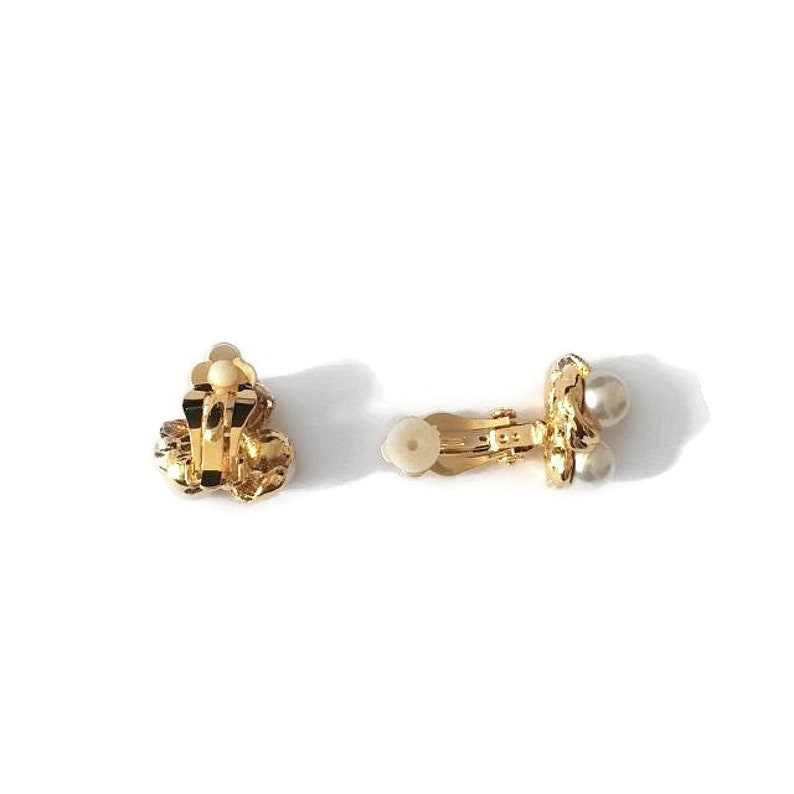 Vintage 1970/'s Gold White Three Triple Pearl Twisted Spiral Triangle Small Clip On Earrings