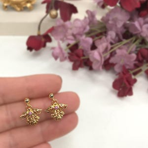 Pendientes de alas de ángel con halo, calados y ornamentados con cristales Swarovski rosas bañados en oro