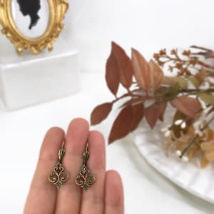 Pendientes de bronce ornamentados con motivos florales en espiral