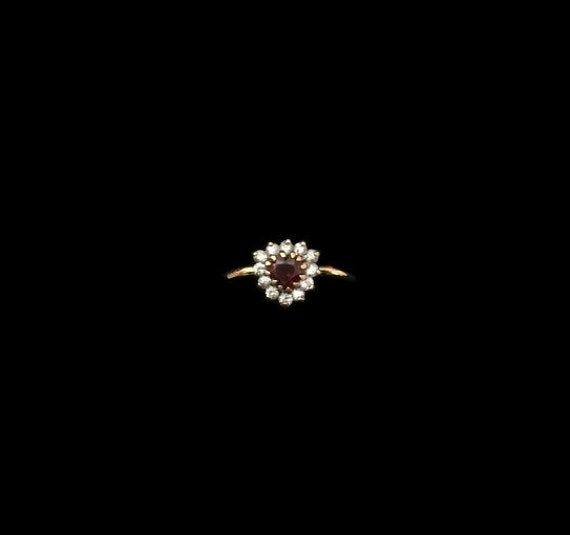 Vintage 9ct Gold Red Clear Crystal Garnet Triangl… - image 1